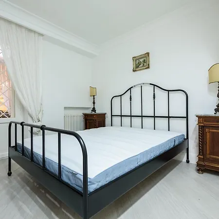 Palazzo Dello Spagnolo Neapol